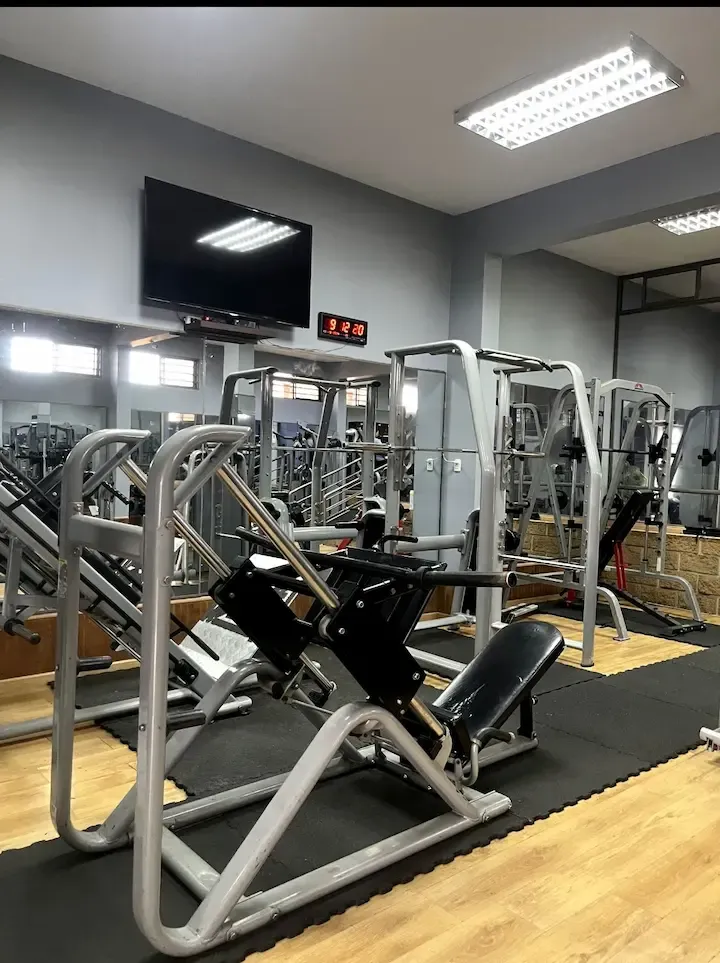Sala de máquinas y pesas del Gimnasio Innova Fitness Club de Arica