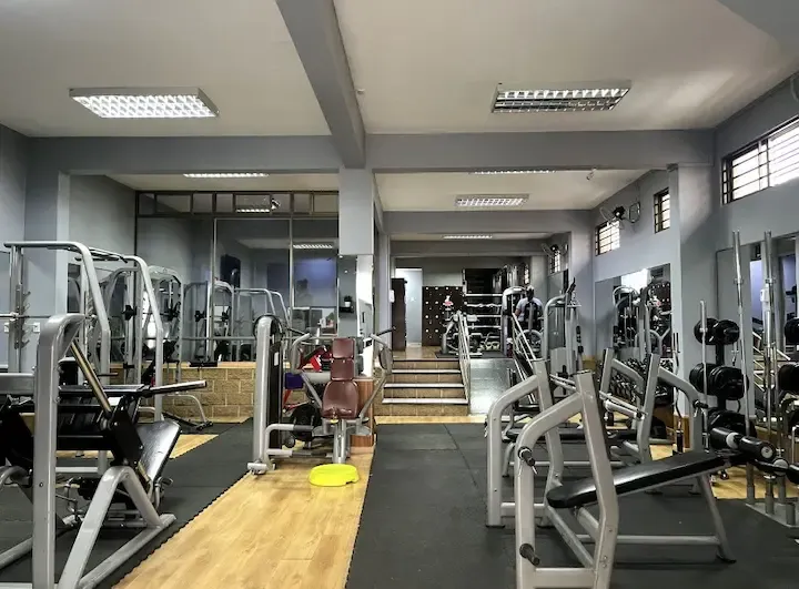 Sala de musculacion grande del Gimnasio Innova Fitness Club de Arica y Parinacota