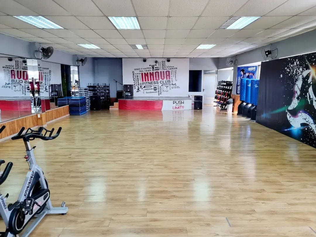 Sala grupal del Gimnasio Innova Fitness Club de Arica
