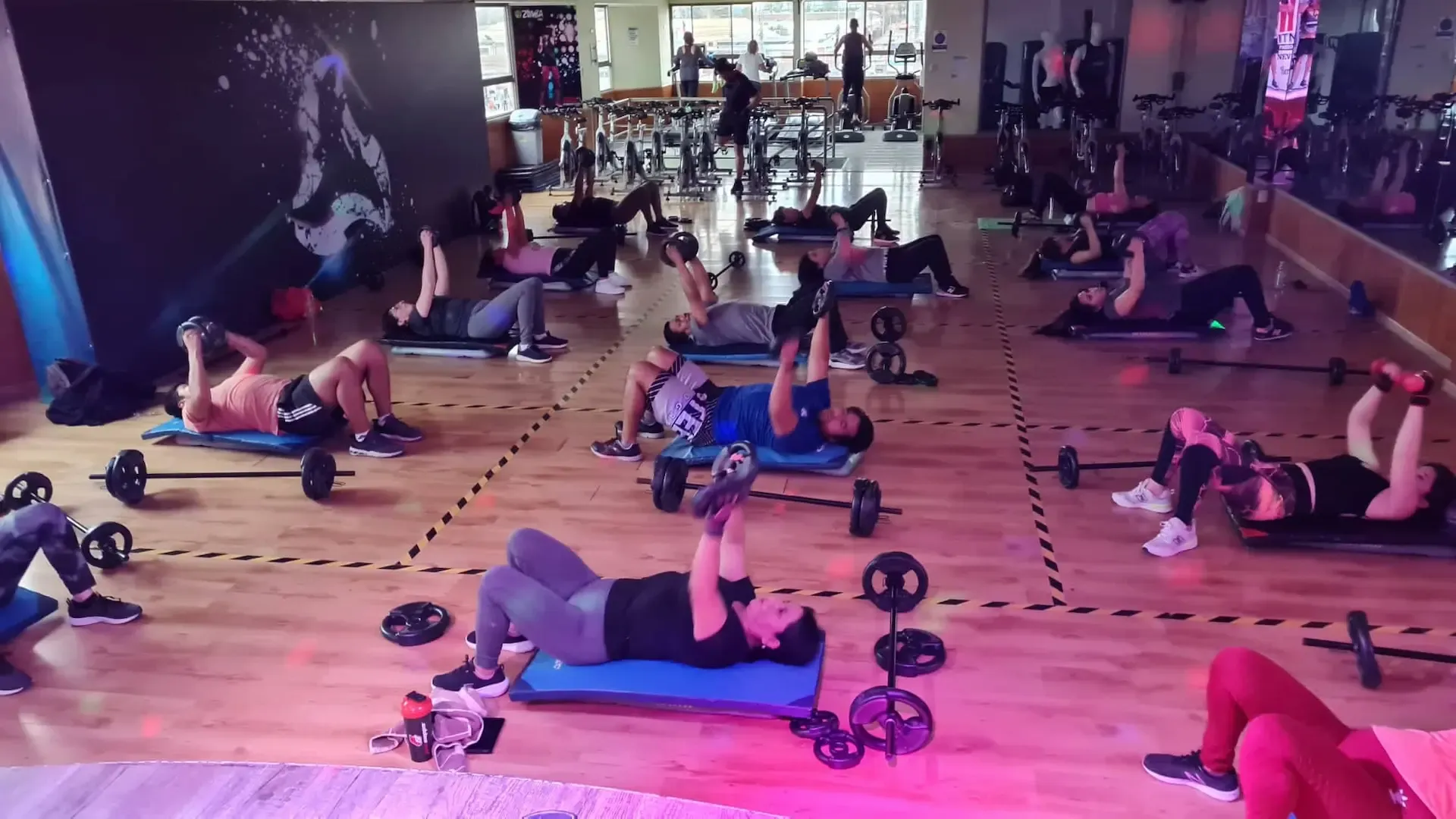 Grupo de personas realizando ejercicio en el Gimnasio Innova Fitness Club de Arica