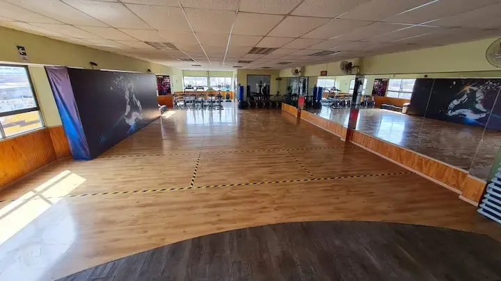 Sala grupal del Gimnasio Innova Fitness Club de Arica