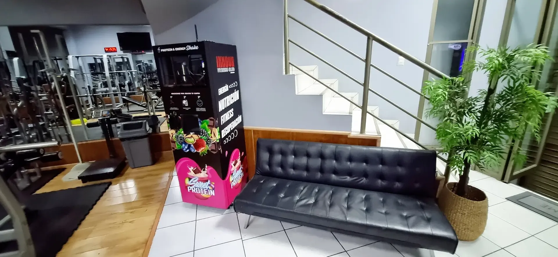 Sala de espera del Gimnasio Innova Fitness Club de Arica junto con el Shaker de proteína y energía